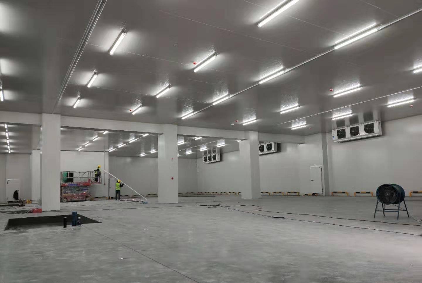 城市周邊建造一個(gè)8800平生鮮電商冷庫(kù)設(shè)計(jì)安裝費(fèi)用？
